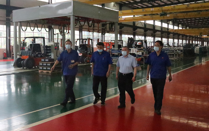 在总装车间察看指导工作.jpg 在总装车间察看指导工作.jpg