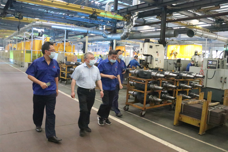 在金结车间察看指导工作.jpg 在金结车间察看指导工作.jpg