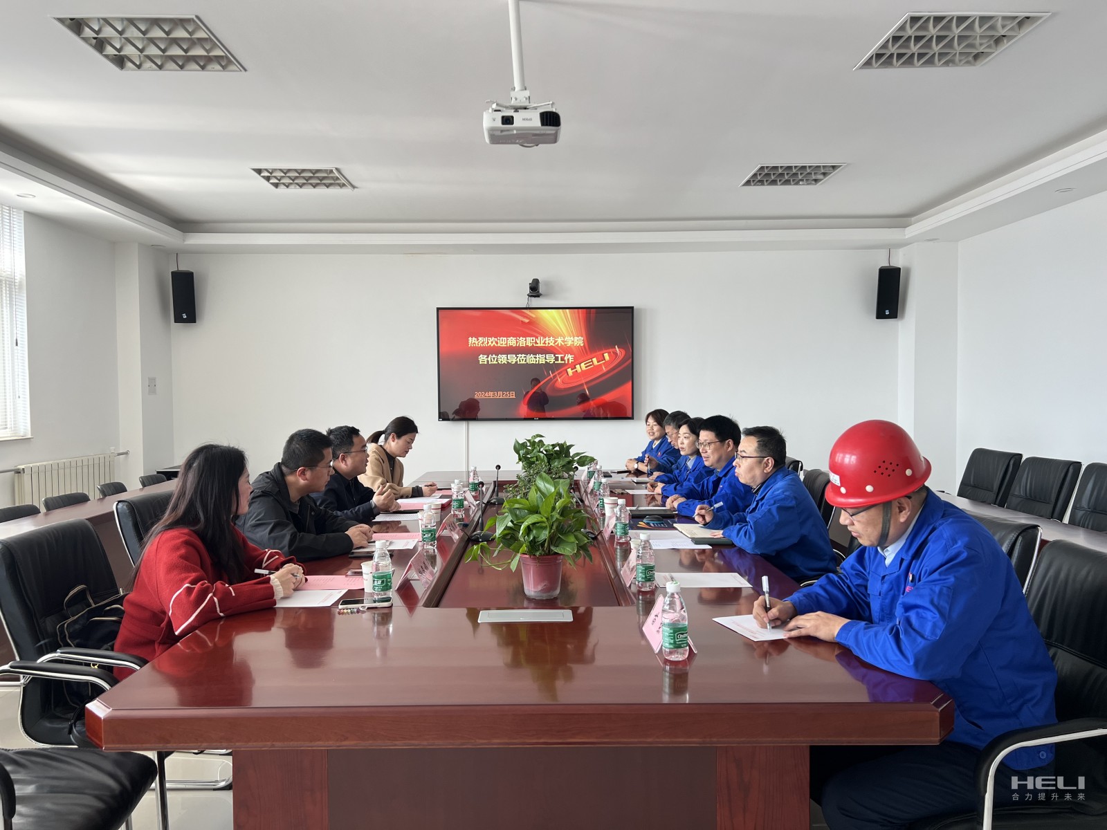 召开座谈交流会.jpg
