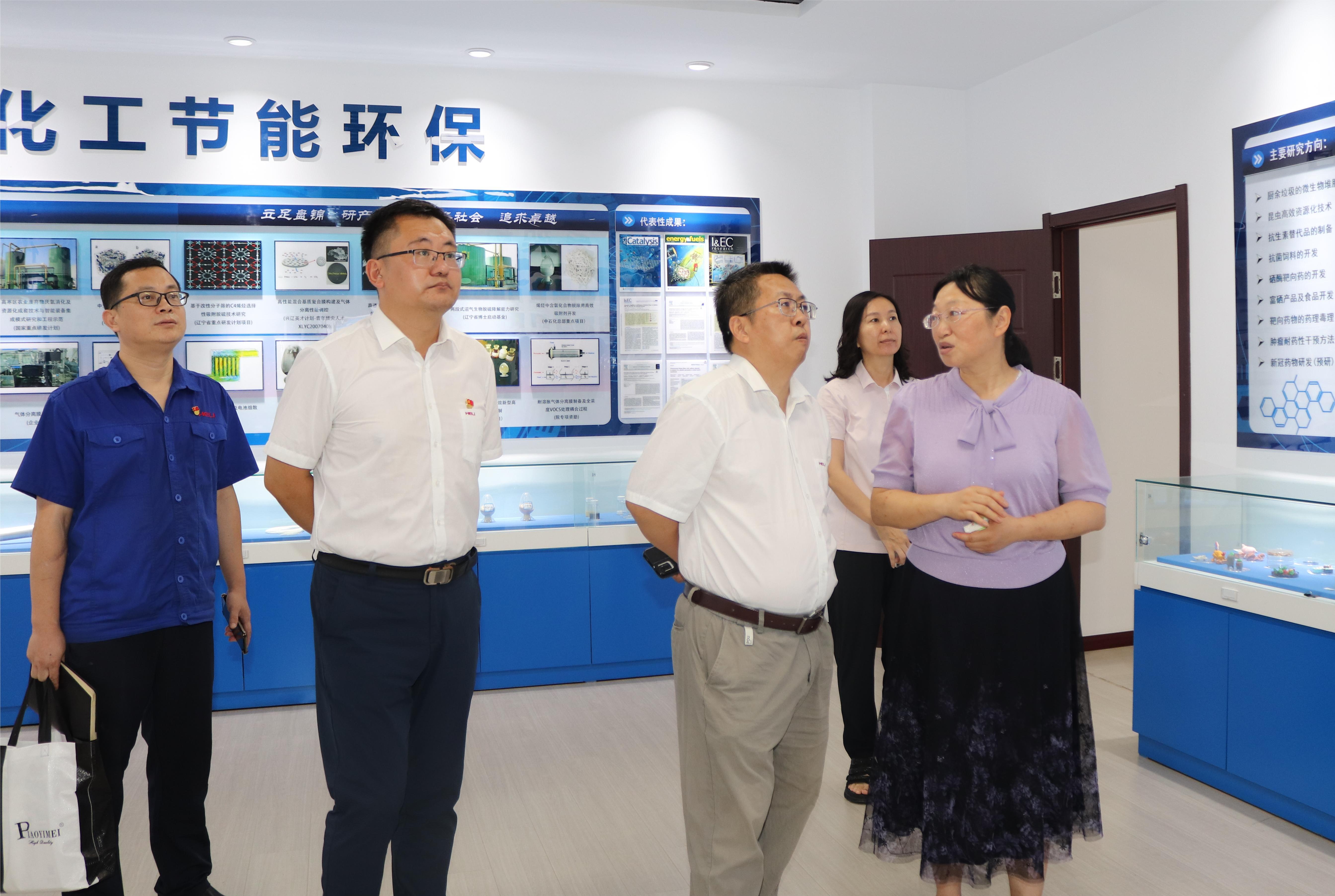 1.韩志刚一行参观大连理工大学产业技术研究院展厅现场.jpg 1.韩志刚一行参观大连理工大学产业技术研究院展厅现场.jpg