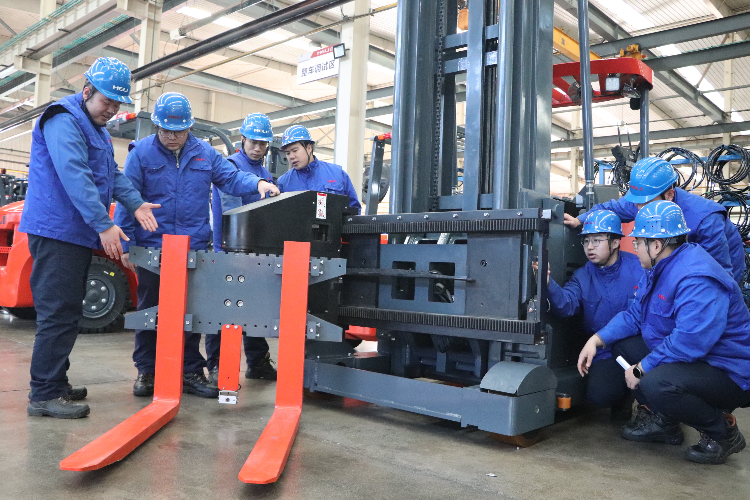 2.盘锦合力“创新红芦团队”攻坚现场.JPG 2.盘锦合力“创新红芦团队”攻坚现场.JPG