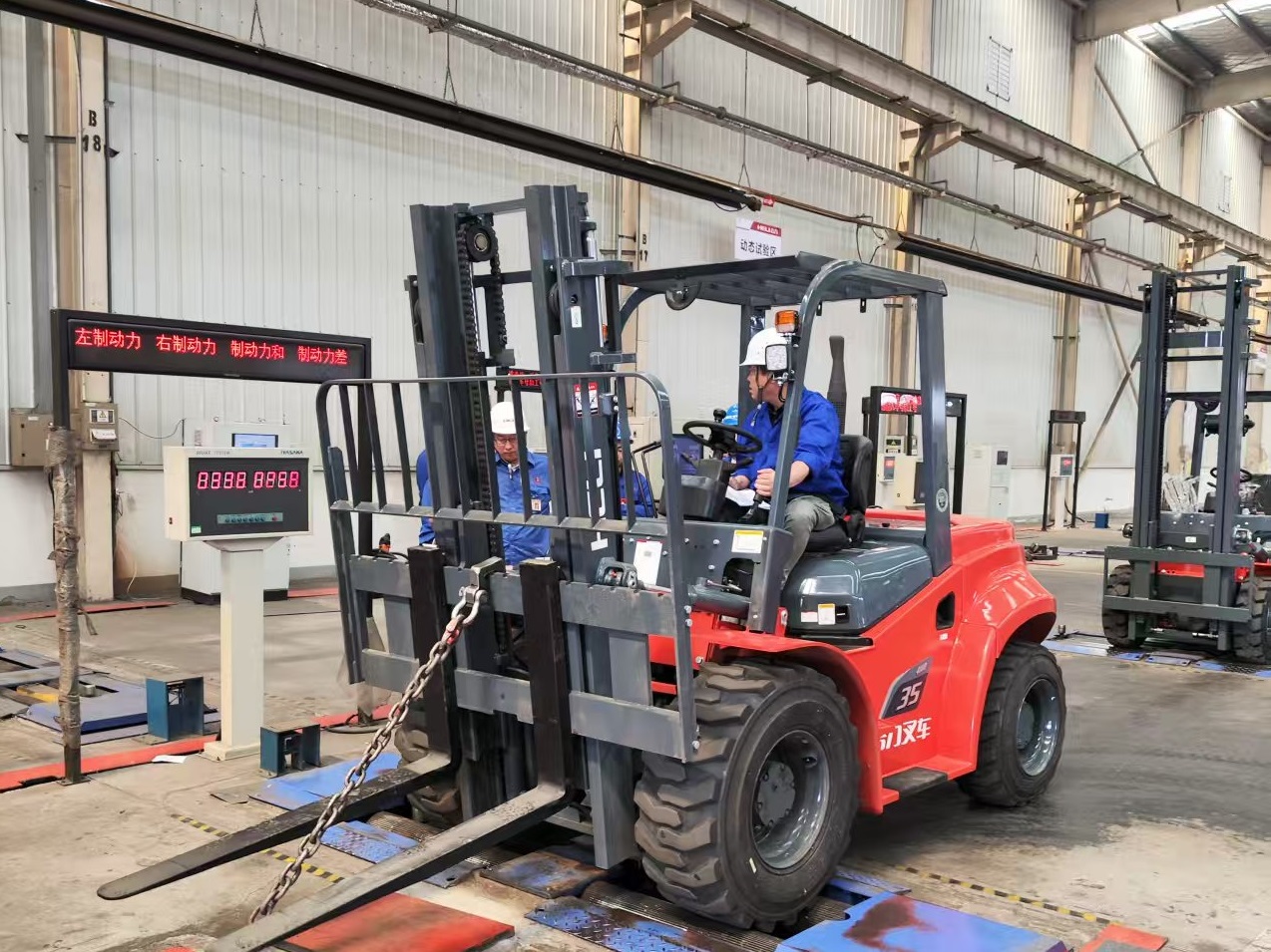 图5 经济型越野车总部专家指导 左1图.jpg