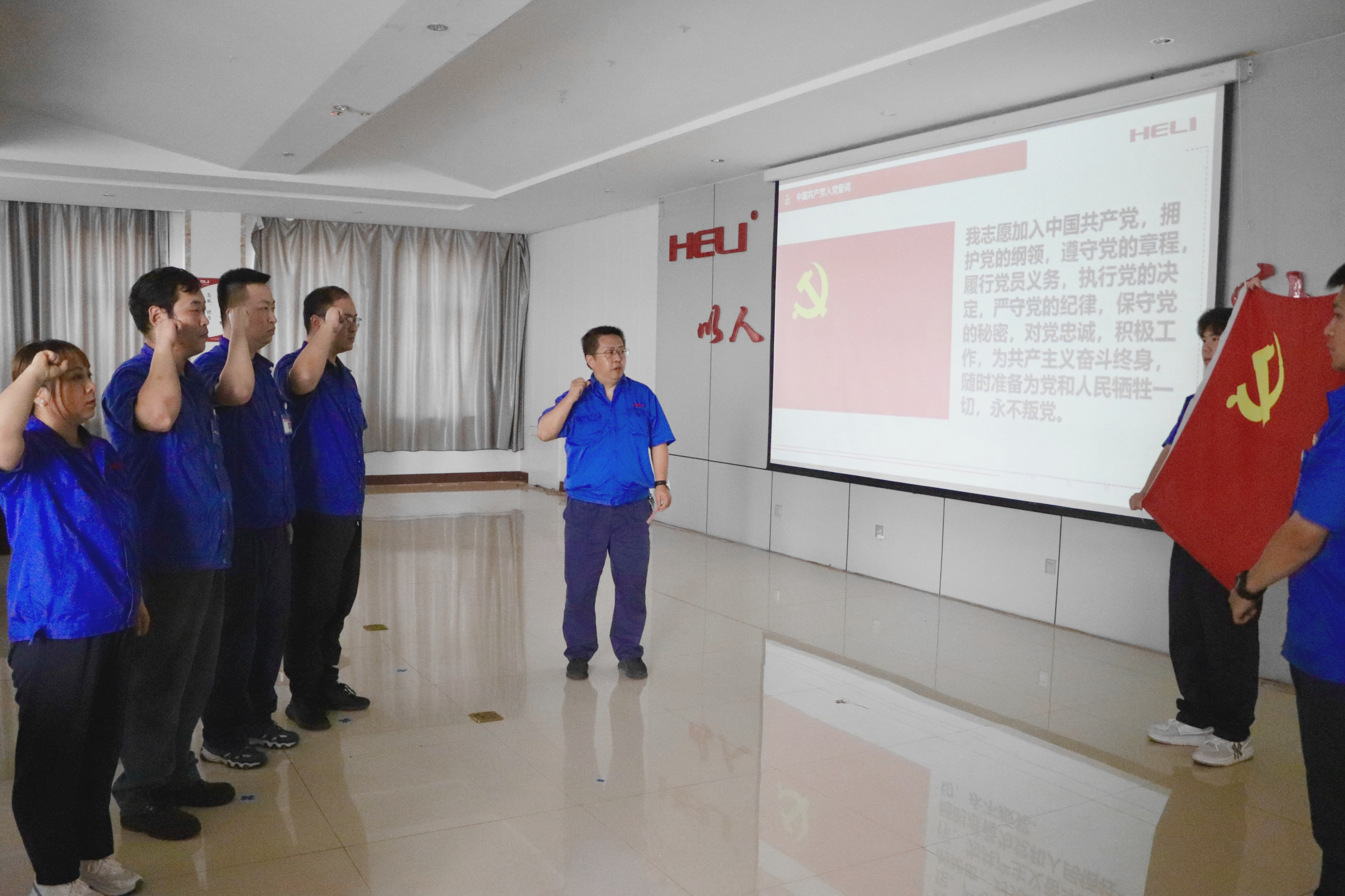 2.新老党员结对子仪式暨宣誓仪式现场.jpg 2.新老党员结对子仪式暨宣誓仪式现场.jpg