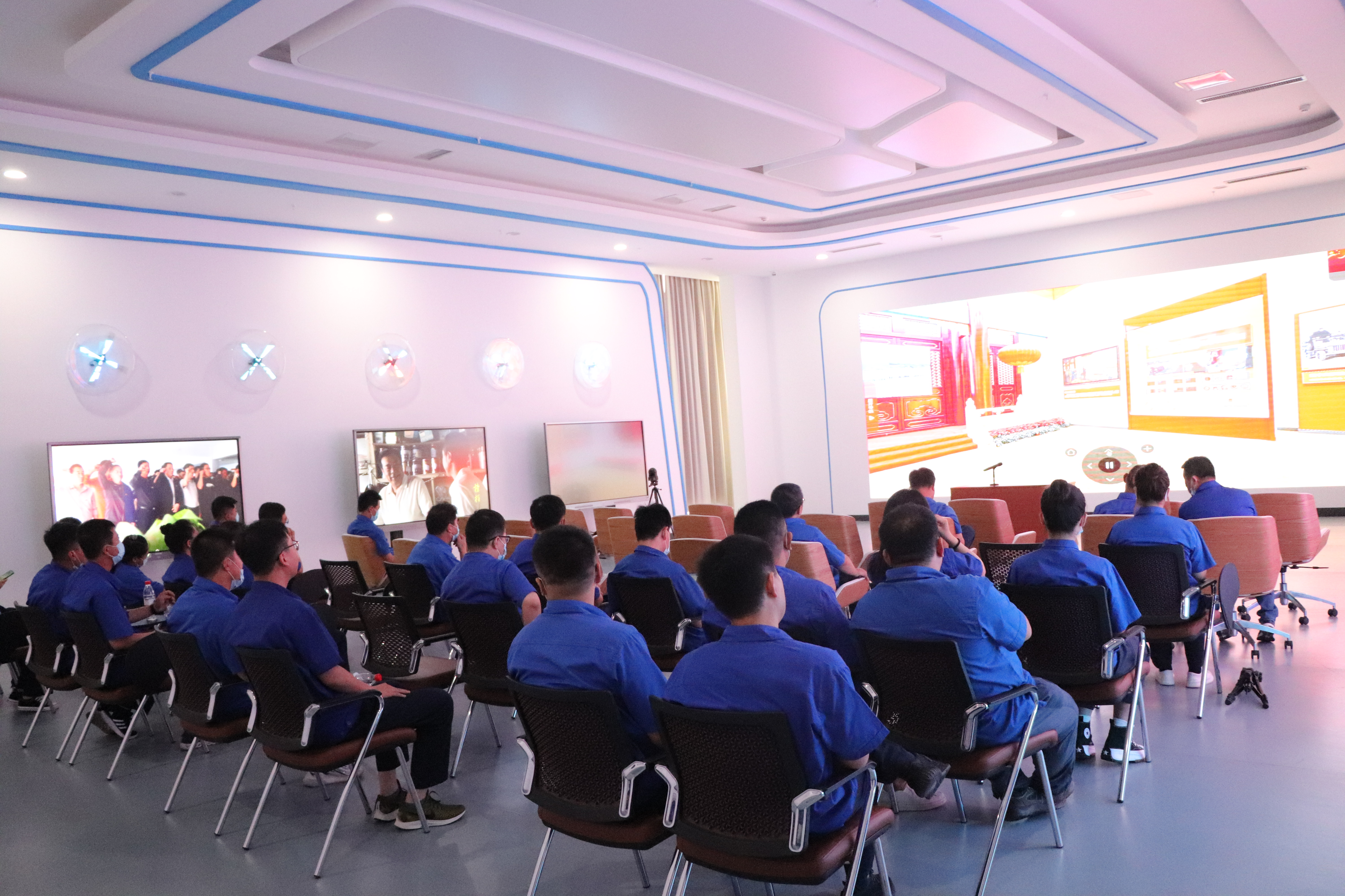 3 参观学习了“伟大历程辉煌成就——庆祝中华人民共和国成立70周年大型成就展”数字化网上展馆.JPG