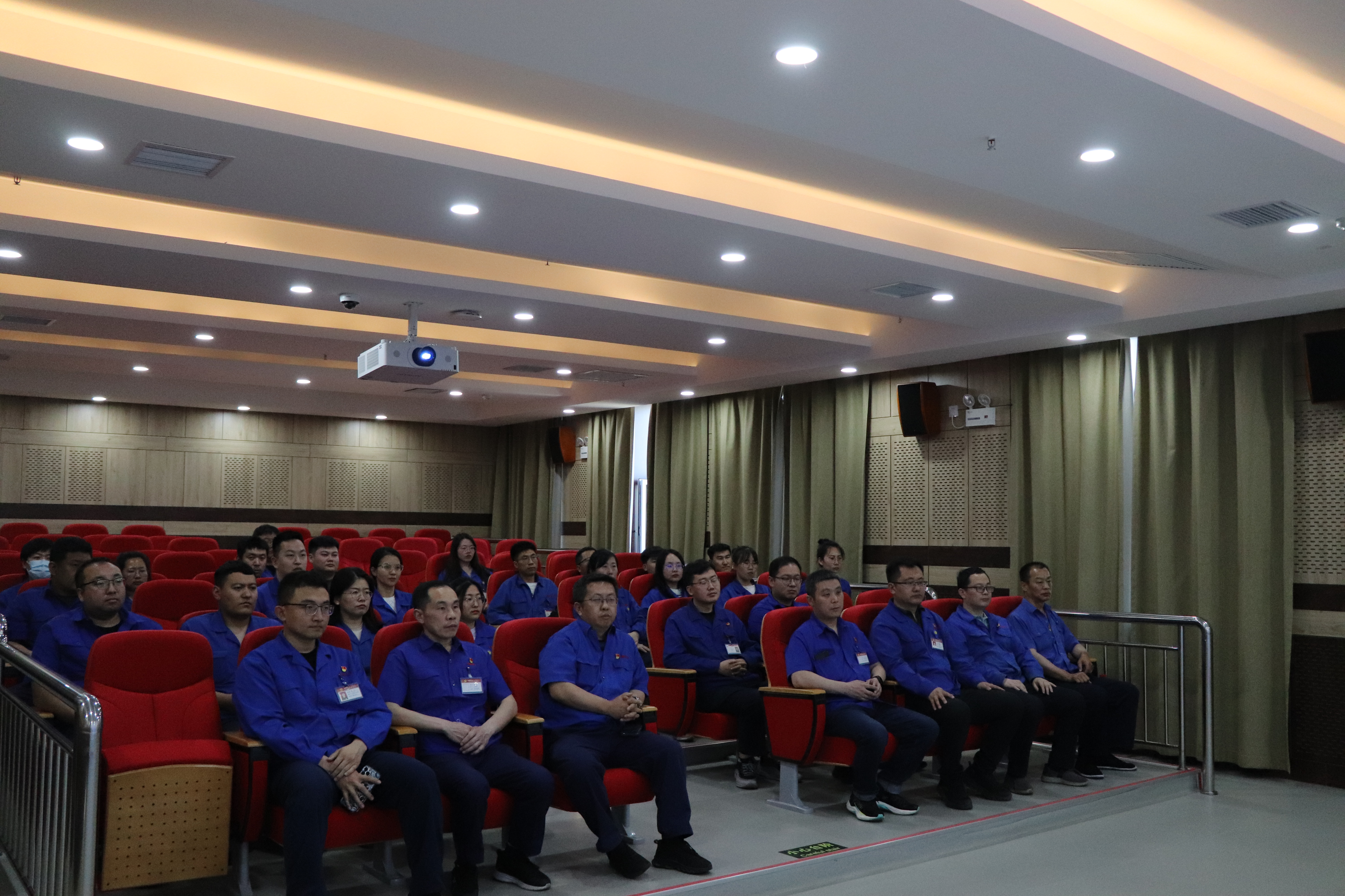 3.观看反面典型警示教育片.JPG 3.观看反面典型警示教育片.JPG
