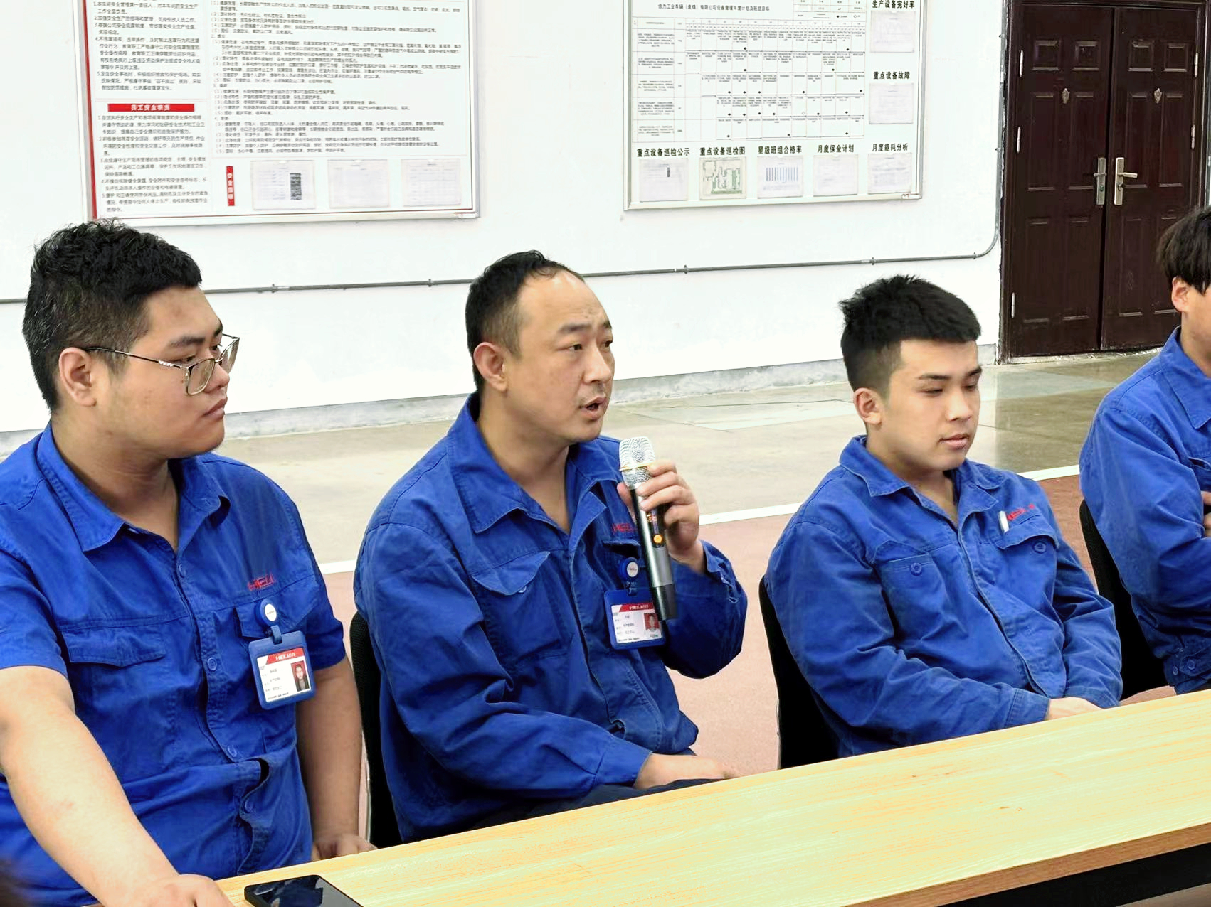 问答现场二.jpg 问答现场二.jpg