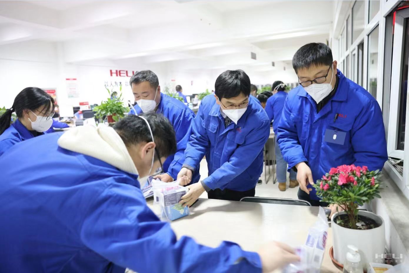 防疫物资发放现场.jpg