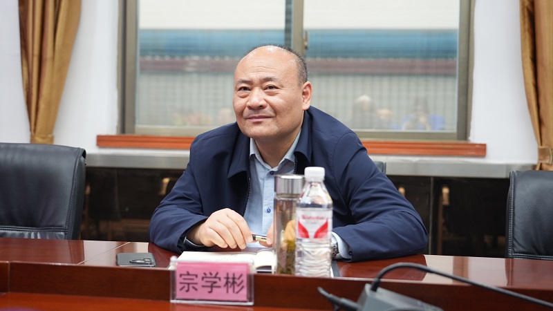 听取汇报.JPG 听取汇报.JPG