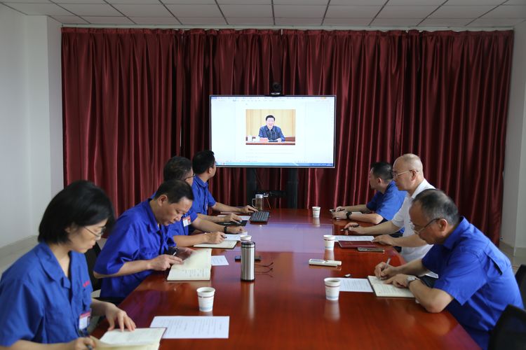 党委理论学习中心组集中学习.JPG
